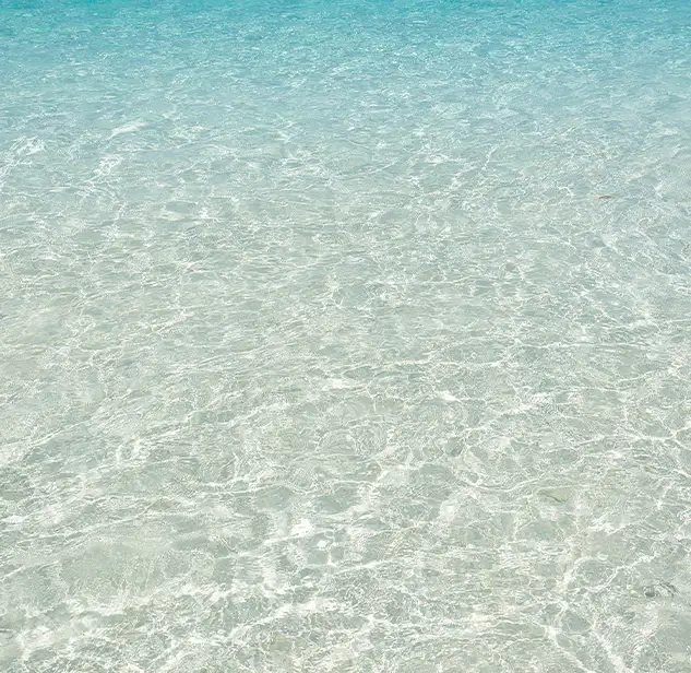 acque cristalline di una spiaggia in corsica