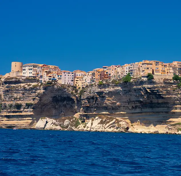 vista dal mare della citadella della citta di bonifacio