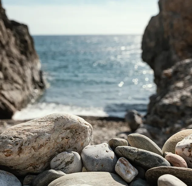 plage de galets et côte rocheuse en sardaigne avec la mer en arrière-plan