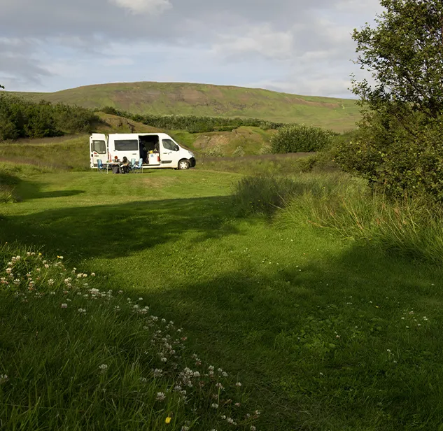 vue d'un camping car dans une vallee verte sarde