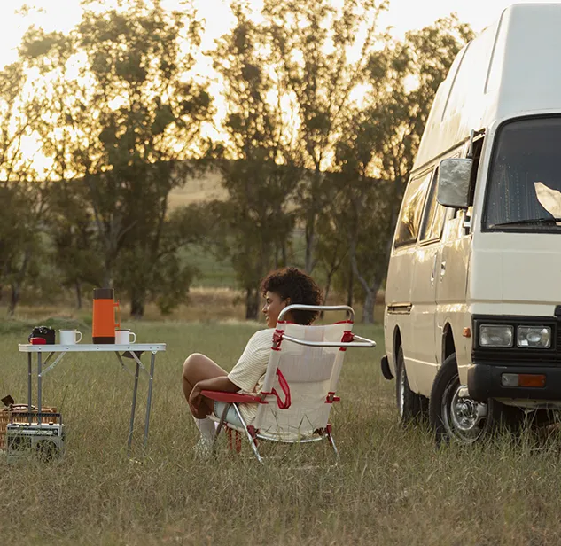 gens dehors camping car en planifiant leur itineraire